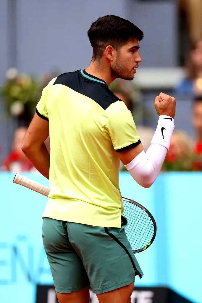 熊猫体育直播包含赛地聚焦：德国杯冲刺阶段热度飙升，阿贾克斯单刀错失，质疑声仍在，团队化学反应显著的词条